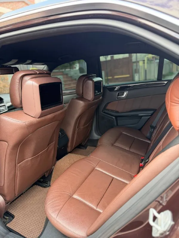 Mercedes benz w212 машина 2011 года в идеальнейшем состоянии вложений не требует от слова совсем мотор 3.5 бензин работает как часы коробка автомат, переключает плавно без пинков и рывков кузов без сколов и ржавчины ходовая часть без нареканий не стучит и не гремит. салон ухожен, не прокурен пробег 202 тысяч км. богатая комплектация память сидений, электро регулировка сидений, подогрев сидений и руля, мультируль, двухзонный климат, датчики света и дождя, мультимедиа с блютуз, полный электропакет мониторы в подголовниках, остальные вопросы по телефону ! цена-1.440.000 торг-обмен номер телефона +79496358178 - фотография - 9