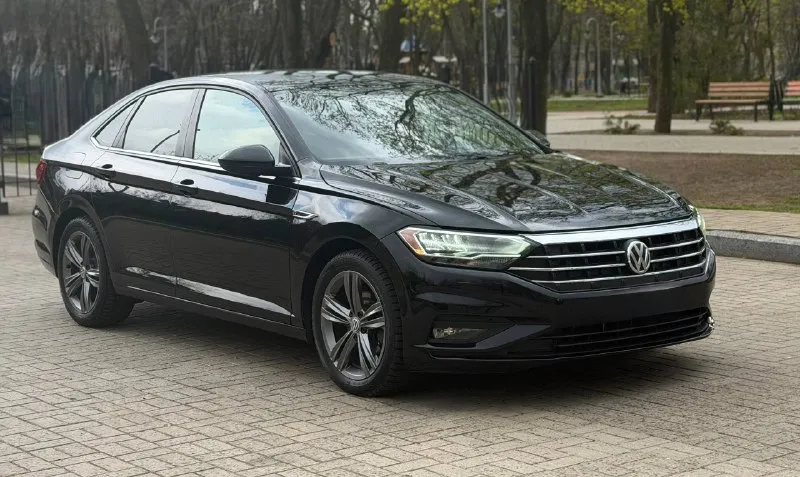 Продам volkswagen jetta 2020 r-line кузов в отличном состоянии мотор работает идеально коробка автомат aisin переключает плавно ходовая часть как новая турбина работает и дует отлично салон ухожен пробег родной 102.000 км комплектация r-line безключевой доступ старт стоп 4 стеклоподъемника кожаный салон, люк, кожаный мультируль, датчик слепых зон круиз-контроль двух зонный климат контроль камера заднего вида подогрев сидений и зеркал мультимедиа с carplay и блютуз документы в порядке, полное переоформление в мрэо любые проверки приветствуются +79496358178 цена-1.870.000 - фотография - 2