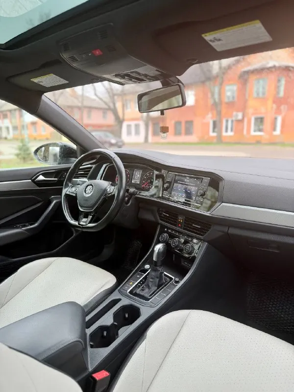 Продам volkswagen jetta 2020 r-line кузов в отличном состоянии мотор работает идеально коробка автомат aisin переключает плавно ходовая часть как новая турбина работает и дует отлично салон ухожен пробег родной 102.000 км комплектация r-line безключевой доступ старт стоп 4 стеклоподъемника кожаный салон, люк, кожаный мультируль, датчик слепых зон круиз-контроль двух зонный климат контроль камера заднего вида подогрев сидений и зеркал мультимедиа с carplay и блютуз документы в порядке, полное переоформление в мрэо любые проверки приветствуются +79496358178 цена-1.870.000 - фотография - 3