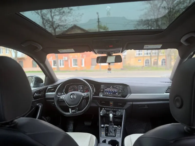 Продам volkswagen jetta 2020 r-line кузов в отличном состоянии мотор работает идеально коробка автомат aisin переключает плавно ходовая часть как новая турбина работает и дует отлично салон ухожен пробег родной 102.000 км комплектация r-line безключевой доступ старт стоп 4 стеклоподъемника кожаный салон, люк, кожаный мультируль, датчик слепых зон круиз-контроль двух зонный климат контроль камера заднего вида подогрев сидений и зеркал мультимедиа с carplay и блютуз документы в порядке, полное переоформление в мрэо любые проверки приветствуются +79496358178 цена-1.870.000 - фотография - 4
