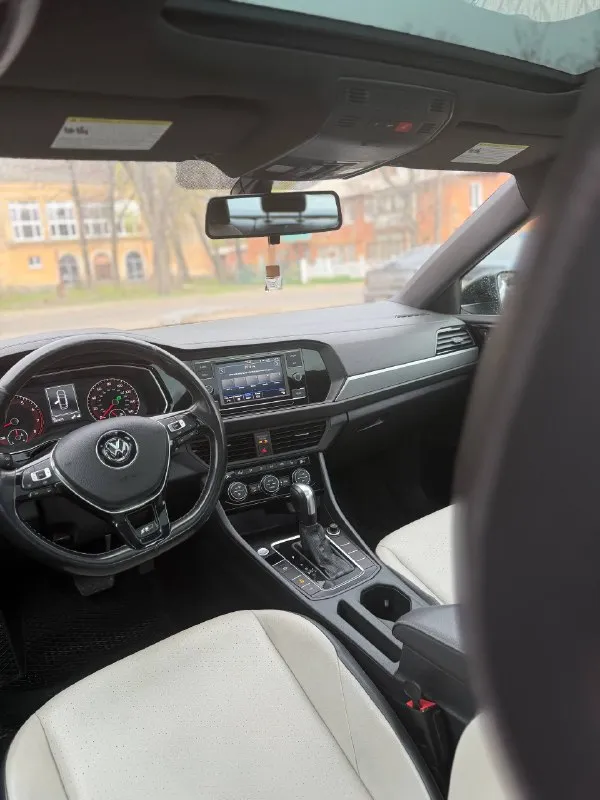 Продам volkswagen jetta 2020 r-line кузов в отличном состоянии мотор работает идеально коробка автомат aisin переключает плавно ходовая часть как новая турбина работает и дует отлично салон ухожен пробег родной 102.000 км комплектация r-line безключевой доступ старт стоп 4 стеклоподъемника кожаный салон, люк, кожаный мультируль, датчик слепых зон круиз-контроль двух зонный климат контроль камера заднего вида подогрев сидений и зеркал мультимедиа с carplay и блютуз документы в порядке, полное переоформление в мрэо любые проверки приветствуются +79496358178 цена-1.870.000 - фотография - 5