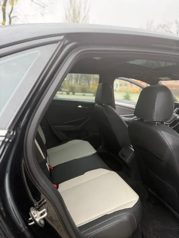 Продам volkswagen jetta 2020 r-line кузов в отличном состоянии мотор работает идеально коробка автомат aisin переключает плавно ходовая часть как новая турбина работает и дует отлично салон ухожен пробег родной 102.000 км комплектация r-line безключевой доступ старт стоп 4 стеклоподъемника кожаный салон, люк, кожаный мультируль, датчик слепых зон круиз-контроль двух зонный климат контроль камера заднего вида подогрев сидений и зеркал мультимедиа с carplay и блютуз документы в порядке, полное переоформление в мрэо любые проверки приветствуются +79496358178 цена-1.870.000 - фотография - 6