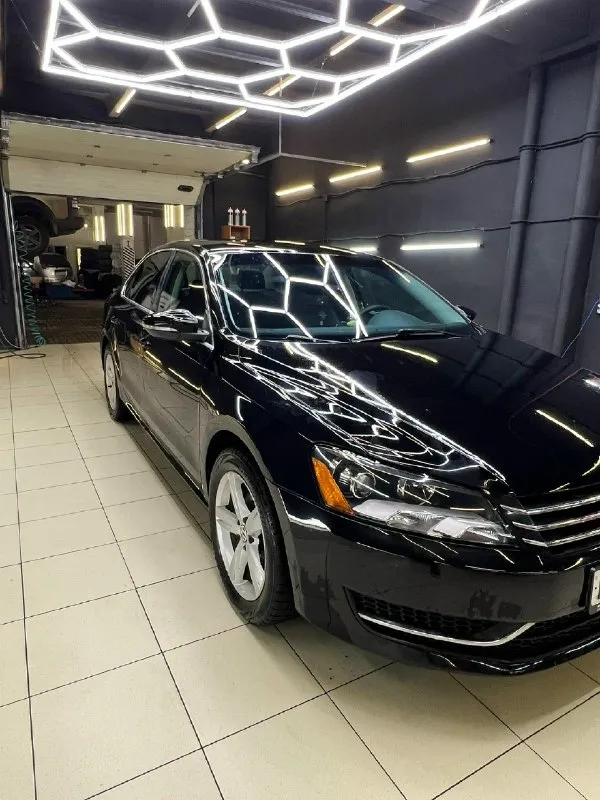 Продам volkswagen passat (usa) 2012 г. в 2.5 состояние автомобиля хорошее, кпп обычный автомат aisin в паре с надежным атмосферным двигателем объемом 2.5 л. , работает как часы. установлены bi led линзы, свет шикарный за автомобиль не стыдно. по кузову есть моменты, не критичные больше вопросов в сообщения или по м. н пробег: 250 к также готов рассмотреть обмен на автомобиль дороже с моей доплатой я собственник автомобиля, владею с 2021 года. адекватный, обоснованный торг у капота автомобиля +79496990251 (max) tg: 📞 звоните: +7(949)6990251 - фотография - 1