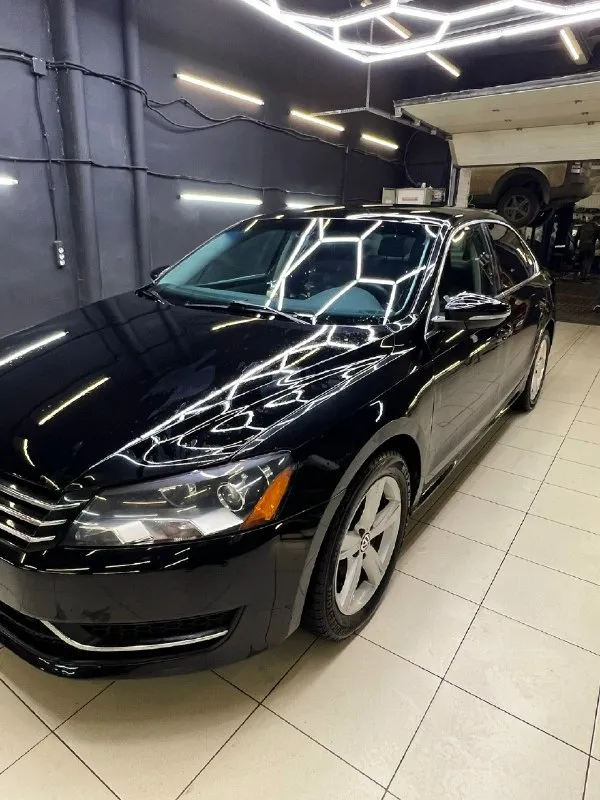 Продам volkswagen passat (usa) 2012 г. в 2.5 состояние автомобиля хорошее, кпп обычный автомат aisin в паре с надежным атмосферным двигателем объемом 2.5 л. , работает как часы. установлены bi led линзы, свет шикарный за автомобиль не стыдно. по кузову есть моменты, не критичные больше вопросов в сообщения или по м. н пробег: 250 к также готов рассмотреть обмен на автомобиль дороже с моей доплатой я собственник автомобиля, владею с 2021 года. адекватный, обоснованный торг у капота автомобиля +79496990251 (max) tg: 📞 звоните: +7(949)6990251 - фотография - 2