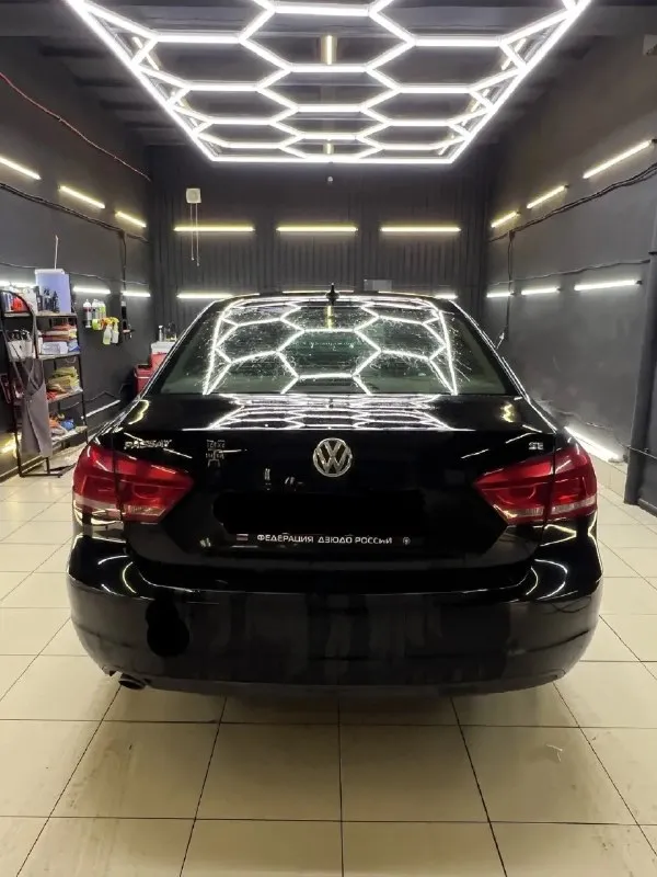 Продам volkswagen passat (usa) 2012 г. в 2.5 состояние автомобиля хорошее, кпп обычный автомат aisin в паре с надежным атмосферным двигателем объемом 2.5 л. , работает как часы. установлены bi led линзы, свет шикарный за автомобиль не стыдно. по кузову есть моменты, не критичные больше вопросов в сообщения или по м. н пробег: 250 к также готов рассмотреть обмен на автомобиль дороже с моей доплатой я собственник автомобиля, владею с 2021 года. адекватный, обоснованный торг у капота автомобиля +79496990251 (max) tg: 📞 звоните: +7(949)6990251 - фотография - 3