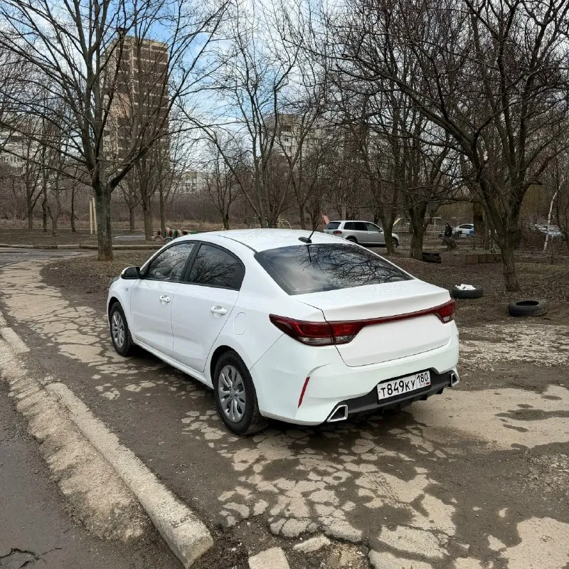 Продам kia rio 1,6 2022 года ! пробег- 78000 км коробка автомат автомобиль в отличном состоянии, мотор и коробка работают без нареканий. комплектация : 4 эсп, кондиционер, мультируль, подогревы передних сидений и руля. дополнительно установлено круиз контроль и диодная оптика. салон в идеале. автомобиль полностью технически обслужен !имеется 2 косметических подкраса. в комплекте имеется летняя резина на дисках. тех. осмотр пройден, документы в порядке, полное переоформление. цена : 1.310000 +79495279549 📞 звоните: +7(949)5279549 - фотография - 4