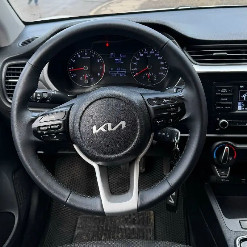Продам kia rio 1,6 2022 года ! пробег- 78000 км коробка автомат автомобиль в отличном состоянии, мотор и коробка работают без нареканий. комплектация : 4 эсп, кондиционер, мультируль, подогревы передних сидений и руля. дополнительно установлено круиз контроль и диодная оптика. салон в идеале. автомобиль полностью технически обслужен !имеется 2 косметических подкраса. в комплекте имеется летняя резина на дисках. тех. осмотр пройден, документы в порядке, полное переоформление. цена : 1.310000 +79495279549 📞 звоните: +7(949)5279549 - фотография - 5