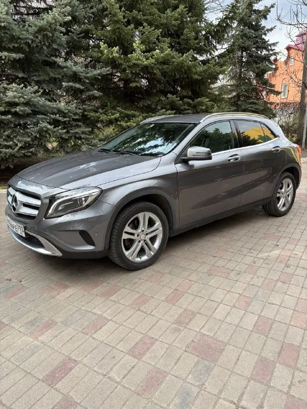 Продается mercedes gla 250. компактный, комфортный кроссовер. 2.0 л 211 л. с. полный привод 4 matic off-road пакет (машина выше обычной версии). - старт-стоп - два ключа - помощь при спуске с горы - открытие двери багажника с кнопки - круговые парктроники - камера заднего вида - автоматический парковщик - электроскладывание зеркал - датчик дождя/света - 2-х зонный климат-контроль - обогрев сидений и зеркал - диски r18 - сидения ковши - контурная подсветка комплект зимних и летних (оригинальных) ковриков и много чего другого… третий авто в семье, не частые выезды в большинстве трасса, экономичный и в тоже время динамичный и комфортный для городской езды. пробег сейчас на авто 114000 км, автомобиль приобретали на пробеге 111000км в рольфе, я собственник, на учете стоит на мне. при покупке в января 2026 г было сделано большое то у оф. дилера mercedes звезда каширки на 240.000 т р, все заказ наряды на руках: заменены масло в заднем редукторе, тормозные диски перед/зад bre 📞 звоните: +7(916)0752288 - фотография - 4