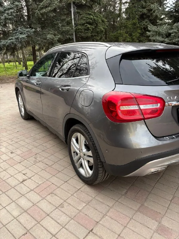 Продается mercedes gla 250. компактный, комфортный кроссовер. 2.0 л 211 л. с. полный привод 4 matic off-road пакет (машина выше обычной версии). - старт-стоп - два ключа - помощь при спуске с горы - открытие двери багажника с кнопки - круговые парктроники - камера заднего вида - автоматический парковщик - электроскладывание зеркал - датчик дождя/света - 2-х зонный климат-контроль - обогрев сидений и зеркал - диски r18 - сидения ковши - контурная подсветка комплект зимних и летних (оригинальных) ковриков и много чего другого… третий авто в семье, не частые выезды в большинстве трасса, экономичный и в тоже время динамичный и комфортный для городской езды. пробег сейчас на авто 114000 км, автомобиль приобретали на пробеге 111000км в рольфе, я собственник, на учете стоит на мне. при покупке в января 2026 г было сделано большое то у оф. дилера mercedes звезда каширки на 240.000 т р, все заказ наряды на руках: заменены масло в заднем редукторе, тормозные диски перед/зад bre 📞 звоните: +7(916)0752288 - фотография - 5