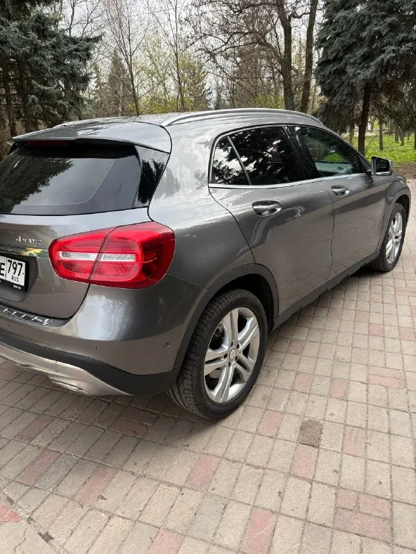 Продается mercedes gla 250. компактный, комфортный кроссовер. 2.0 л 211 л. с. полный привод 4 matic off-road пакет (машина выше обычной версии). - старт-стоп - два ключа - помощь при спуске с горы - открытие двери багажника с кнопки - круговые парктроники - камера заднего вида - автоматический парковщик - электроскладывание зеркал - датчик дождя/света - 2-х зонный климат-контроль - обогрев сидений и зеркал - диски r18 - сидения ковши - контурная подсветка комплект зимних и летних (оригинальных) ковриков и много чего другого… третий авто в семье, не частые выезды в большинстве трасса, экономичный и в тоже время динамичный и комфортный для городской езды. пробег сейчас на авто 114000 км, автомобиль приобретали на пробеге 111000км в рольфе, я собственник, на учете стоит на мне. при покупке в января 2026 г было сделано большое то у оф. дилера mercedes звезда каширки на 240.000 т р, все заказ наряды на руках: заменены масло в заднем редукторе, тормозные диски перед/зад bre 📞 звоните: +7(916)0752288 - фотография - 6