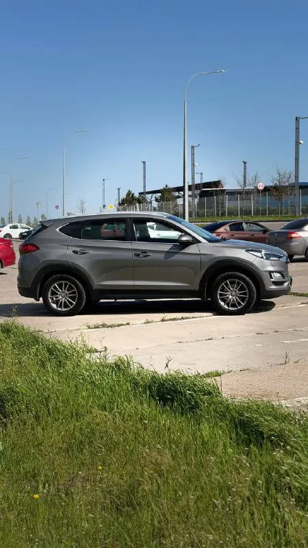 Донецк, цена 1990000 тысяч рублей. hyundai tucson 2.0 at, 2019, рестайлинг. дизель, полный привод. 1 владелец, весь в родной краске. 2 ключ. оригинал птс. в шикарном цвете. все стёкла в круг - оригинал! техника восторг! мотор часики, тяга бешенная. обслужена от и до, все подтверждено заказ нарядами и сервисной книгой. салон отличный. жирная комплектация : кожаный мульти-руль, автосвет, датчик дождя, круиз, блокировка привода, мультимедиа с карплей, старт-стоп, обогрев руля, двух-зонный климат, подогревы сидений, помощь при спуске и множество других функций. технический осмотр пройден. постановка в мрэо. донецк. тел +79495258577 (телеграмм), и +79237869556 📞 🇷🇺 звоните: +7(923)7869556 - фотография - 6