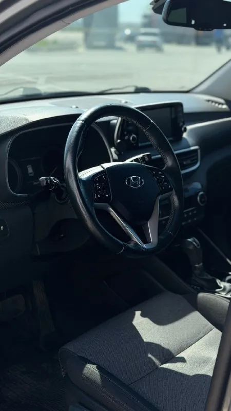 Донецк, цена 1990000 тысяч рублей. hyundai tucson 2.0 at, 2019, рестайлинг. дизель, полный привод. 1 владелец, весь в родной краске. 2 ключ. оригинал птс. в шикарном цвете. все стёкла в круг - оригинал! техника восторг! мотор часики, тяга бешенная. обслужена от и до, все подтверждено заказ нарядами и сервисной книгой. салон отличный. жирная комплектация : кожаный мульти-руль, автосвет, датчик дождя, круиз, блокировка привода, мультимедиа с карплей, старт-стоп, обогрев руля, двух-зонный климат, подогревы сидений, помощь при спуске и множество других функций. технический осмотр пройден. постановка в мрэо. донецк. тел +79495258577 (телеграмм), и +79237869556 📞 🇷🇺 звоните: +7(923)7869556 - фотография - 7