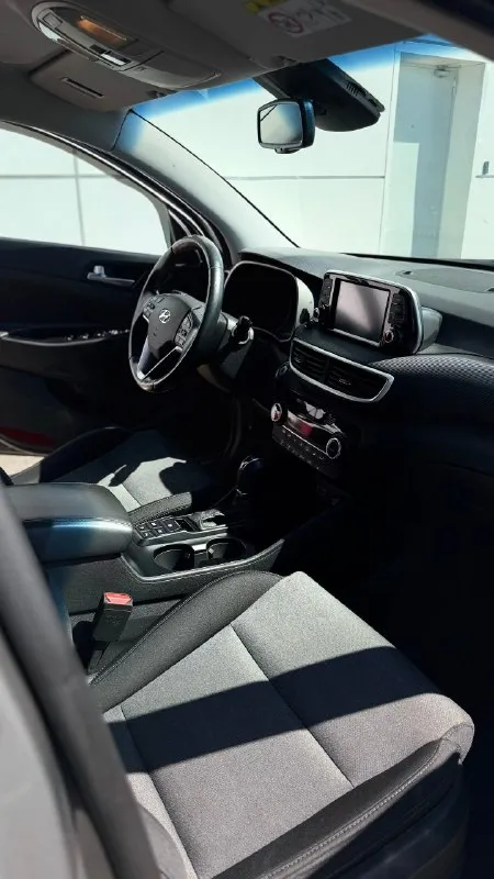 Донецк, цена 1990000 тысяч рублей. hyundai tucson 2.0 at, 2019, рестайлинг. дизель, полный привод. 1 владелец, весь в родной краске. 2 ключ. оригинал птс. в шикарном цвете. все стёкла в круг - оригинал! техника восторг! мотор часики, тяга бешенная. обслужена от и до, все подтверждено заказ нарядами и сервисной книгой. салон отличный. жирная комплектация : кожаный мульти-руль, автосвет, датчик дождя, круиз, блокировка привода, мультимедиа с карплей, старт-стоп, обогрев руля, двух-зонный климат, подогревы сидений, помощь при спуске и множество других функций. технический осмотр пройден. постановка в мрэо. донецк. тел +79495258577 (телеграмм), и +79237869556 📞 🇷🇺 звоните: +7(923)7869556 - фотография - 8