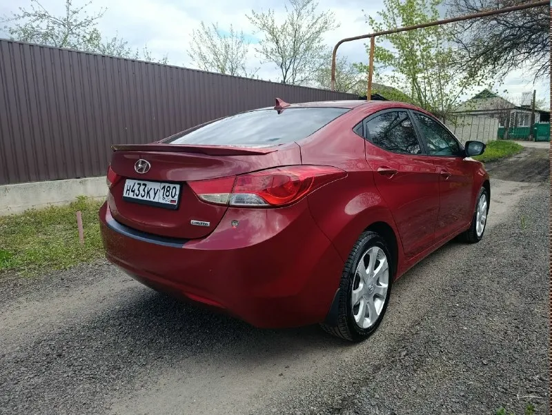 Продам hyundai elantra md 2011 год, акпп, двигатель 1.8 л. собственник, владею с 2020 года. авто был пригнан из америки в 2020 году. машина в хорошем состоянии. пробег на сегодняшний день 130000 миль. полностью обслужена, вложений не требует. предмаксимальная комплектация: -кожаный салон - электро люк -подогревы всех сидений - кондиционер -круиз контроль -громкая связь -4электро стеклоподъёмника -электро усилитель руля -блютуз -abs -esp и многое другое двигатель работает без нареканий, после капитального ремонта прошел около 15000 км. также был заменён комплект цепи грм. акпп 6 ступенчатая, переключает без пинков. масло в коробке менял также 15000 км назад. кондиционер холодит, печка греет. по электрике всё работает. безопастность вся на месте, ошибок на приборке нет никаких. резина на заводских литых дисках r17прошла один сезон. газ пропан вписан в документах и идёт в комплекте с автомобилем( был снят с машины при ремонте двигателя). по документам полный порядок, переоф 📞 звоните: +7(949)0238121 - фотография - 2