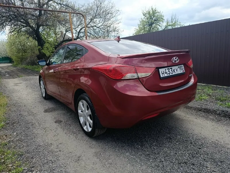 Продам hyundai elantra md 2011 год, акпп, двигатель 1.8 л. собственник, владею с 2020 года. авто был пригнан из америки в 2020 году. машина в хорошем состоянии. пробег на сегодняшний день 130000 миль. полностью обслужена, вложений не требует. предмаксимальная комплектация: -кожаный салон - электро люк -подогревы всех сидений - кондиционер -круиз контроль -громкая связь -4электро стеклоподъёмника -электро усилитель руля -блютуз -abs -esp и многое другое двигатель работает без нареканий, после капитального ремонта прошел около 15000 км. также был заменён комплект цепи грм. акпп 6 ступенчатая, переключает без пинков. масло в коробке менял также 15000 км назад. кондиционер холодит, печка греет. по электрике всё работает. безопастность вся на месте, ошибок на приборке нет никаких. резина на заводских литых дисках r17прошла один сезон. газ пропан вписан в документах и идёт в комплекте с автомобилем( был снят с машины при ремонте двигателя). по документам полный порядок, переоф 📞 звоните: +7(949)0238121 - фотография - 3