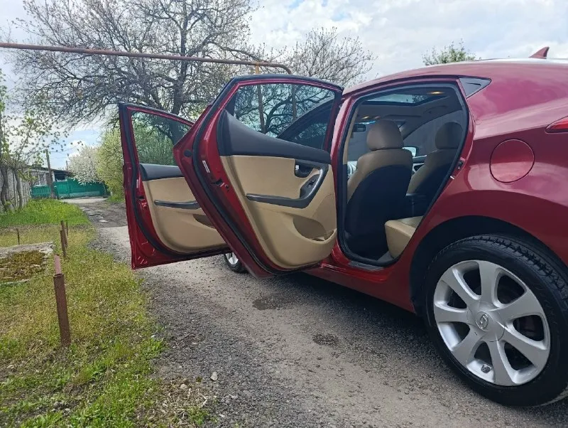 Продам hyundai elantra md 2011 год, акпп, двигатель 1.8 л. собственник, владею с 2020 года. авто был пригнан из америки в 2020 году. машина в хорошем состоянии. пробег на сегодняшний день 130000 миль. полностью обслужена, вложений не требует. предмаксимальная комплектация: -кожаный салон - электро люк -подогревы всех сидений - кондиционер -круиз контроль -громкая связь -4электро стеклоподъёмника -электро усилитель руля -блютуз -abs -esp и многое другое двигатель работает без нареканий, после капитального ремонта прошел около 15000 км. также был заменён комплект цепи грм. акпп 6 ступенчатая, переключает без пинков. масло в коробке менял также 15000 км назад. кондиционер холодит, печка греет. по электрике всё работает. безопастность вся на месте, ошибок на приборке нет никаких. резина на заводских литых дисках r17прошла один сезон. газ пропан вписан в документах и идёт в комплекте с автомобилем( был снят с машины при ремонте двигателя). по документам полный порядок, переоф 📞 звоните: +7(949)0238121 - фотография - 4