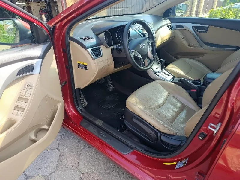Продам hyundai elantra md 2011 год, акпп, двигатель 1.8 л. собственник, владею с 2020 года. авто был пригнан из америки в 2020 году. машина в хорошем состоянии. пробег на сегодняшний день 130000 миль. полностью обслужена, вложений не требует. предмаксимальная комплектация: -кожаный салон - электро люк -подогревы всех сидений - кондиционер -круиз контроль -громкая связь -4электро стеклоподъёмника -электро усилитель руля -блютуз -abs -esp и многое другое двигатель работает без нареканий, после капитального ремонта прошел около 15000 км. также был заменён комплект цепи грм. акпп 6 ступенчатая, переключает без пинков. масло в коробке менял также 15000 км назад. кондиционер холодит, печка греет. по электрике всё работает. безопастность вся на месте, ошибок на приборке нет никаких. резина на заводских литых дисках r17прошла один сезон. газ пропан вписан в документах и идёт в комплекте с автомобилем( был снят с машины при ремонте двигателя). по документам полный порядок, переоф 📞 звоните: +7(949)0238121 - фотография - 5