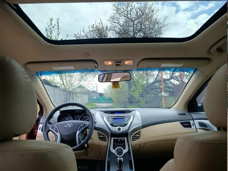 Продам hyundai elantra md 2011 год, акпп, двигатель 1.8 л. собственник, владею с 2020 года. авто был пригнан из америки в 2020 году. машина в хорошем состоянии. пробег на сегодняшний день 130000 миль. полностью обслужена, вложений не требует. предмаксимальная комплектация: -кожаный салон - электро люк -подогревы всех сидений - кондиционер -круиз контроль -громкая связь -4электро стеклоподъёмника -электро усилитель руля -блютуз -abs -esp и многое другое двигатель работает без нареканий, после капитального ремонта прошел около 15000 км. также был заменён комплект цепи грм. акпп 6 ступенчатая, переключает без пинков. масло в коробке менял также 15000 км назад. кондиционер холодит, печка греет. по электрике всё работает. безопастность вся на месте, ошибок на приборке нет никаких. резина на заводских литых дисках r17прошла один сезон. газ пропан вписан в документах и идёт в комплекте с автомобилем( был снят с машины при ремонте двигателя). по документам полный порядок, переоф 📞 звоните: +7(949)0238121 - фотография - 7