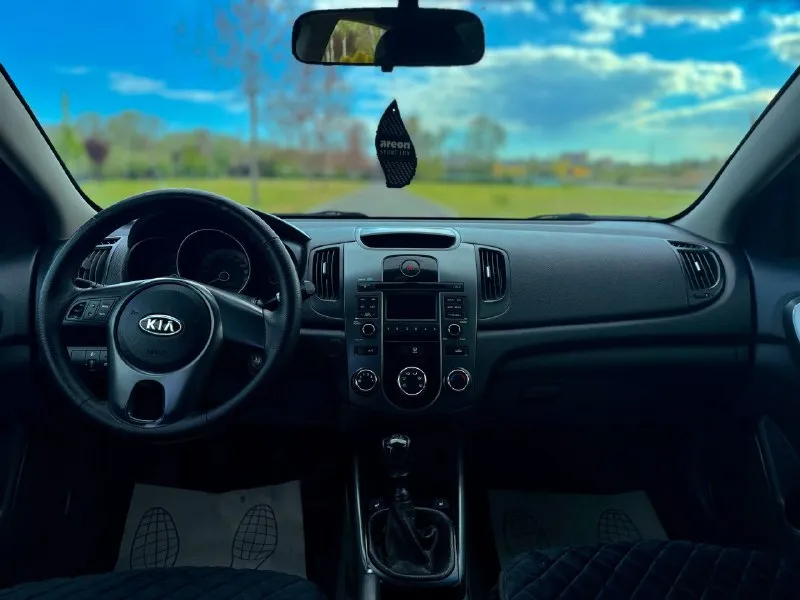🚙марка: kia cerato ⚙️двигатель:1.6 ⛽️вид топлива:бензин 📅год выпуска:2010 💴цена:785.000.руб(торг-обмен) 🗺️пробег:200.000 км 📦:кпп :механика:6 ступенчатая в продаже надёжно корейский автомобиль в хорошем состоянии вложений никаких не требует весь в заводском окрасе за исключением одного элемента стекла все родные по кузову нету ни жучков ни рыжиков выглядит как на фото автомобиль прошел недавно то техническая часть вся на отлично по комплектации четыре стеклоподъемника электро зеркала датчик дождя датчик света передний подогрева сидений 2 ключа 🔑 все остальные доп вопросы 📞 звоните: пишите +79495000534 есть telegram 📍•город мариуполь - фотография - 6