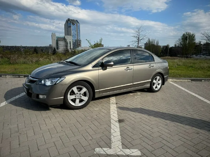 Продаю honda civic 4d 2007 года выпуска. основные характеристики: заводское остекление (включая лобовое) пробег: 262200 км двигатель: 1.8 i-vtec, технически в отличном состоянии автоматическая трансмиссия на 5 ступеней комплектация: executive особенности: светодиодные фары bi-led ходовая часть обслужена, установлены новые задние стойки полностью исправная электрика салон в идеальном состоянии комплектация включает: климат-контроль круиз-контроль подрулевые лепестки 16" литые диски складные зеркала подогрев сидений 4 стеклоподъемника 6 подушек безопасности мультифункциональный руль документы: птс оригинал, 2 ключа дно обработано после покупки, нет признаков коррозии обращаю внимание, что из-за возраста и особенностей эксплуатации на некоторых кузовных элементах присутствуют мелкие рыжики (потому и такая цена). цена: 780 000 рублей, возможен разумный торг у капота. +7(949)3511816 📞 звоните: +7(949)3511816 - фотография - 1