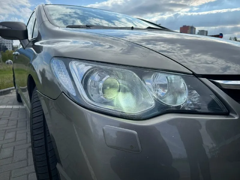 Продаю honda civic 4d 2007 года выпуска. основные характеристики: заводское остекление (включая лобовое) пробег: 262200 км двигатель: 1.8 i-vtec, технически в отличном состоянии автоматическая трансмиссия на 5 ступеней комплектация: executive особенности: светодиодные фары bi-led ходовая часть обслужена, установлены новые задние стойки полностью исправная электрика салон в идеальном состоянии комплектация включает: климат-контроль круиз-контроль подрулевые лепестки 16" литые диски складные зеркала подогрев сидений 4 стеклоподъемника 6 подушек безопасности мультифункциональный руль документы: птс оригинал, 2 ключа дно обработано после покупки, нет признаков коррозии обращаю внимание, что из-за возраста и особенностей эксплуатации на некоторых кузовных элементах присутствуют мелкие рыжики (потому и такая цена). цена: 780 000 рублей, возможен разумный торг у капота. +7(949)3511816 📞 звоните: +7(949)3511816 - фотография - 2
