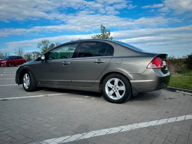 Продаю honda civic 4d 2007 года выпуска. основные характеристики: заводское остекление (включая лобовое) пробег: 262200 км двигатель: 1.8 i-vtec, технически в отличном состоянии автоматическая трансмиссия на 5 ступеней комплектация: executive особенности: светодиодные фары bi-led ходовая часть обслужена, установлены новые задние стойки полностью исправная электрика салон в идеальном состоянии комплектация включает: климат-контроль круиз-контроль подрулевые лепестки 16" литые диски складные зеркала подогрев сидений 4 стеклоподъемника 6 подушек безопасности мультифункциональный руль документы: птс оригинал, 2 ключа дно обработано после покупки, нет признаков коррозии обращаю внимание, что из-за возраста и особенностей эксплуатации на некоторых кузовных элементах присутствуют мелкие рыжики (потому и такая цена). цена: 780 000 рублей, возможен разумный торг у капота. +7(949)3511816 📞 звоните: +7(949)3511816 - фотография - 3