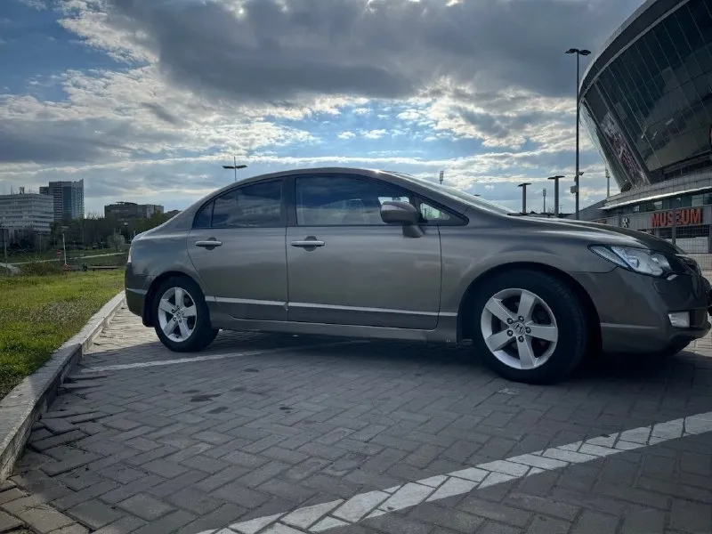 Продаю honda civic 4d 2007 года выпуска. основные характеристики: заводское остекление (включая лобовое) пробег: 262200 км двигатель: 1.8 i-vtec, технически в отличном состоянии автоматическая трансмиссия на 5 ступеней комплектация: executive особенности: светодиодные фары bi-led ходовая часть обслужена, установлены новые задние стойки полностью исправная электрика салон в идеальном состоянии комплектация включает: климат-контроль круиз-контроль подрулевые лепестки 16" литые диски складные зеркала подогрев сидений 4 стеклоподъемника 6 подушек безопасности мультифункциональный руль документы: птс оригинал, 2 ключа дно обработано после покупки, нет признаков коррозии обращаю внимание, что из-за возраста и особенностей эксплуатации на некоторых кузовных элементах присутствуют мелкие рыжики (потому и такая цена). цена: 780 000 рублей, возможен разумный торг у капота. +7(949)3511816 📞 звоните: +7(949)3511816 - фотография - 4