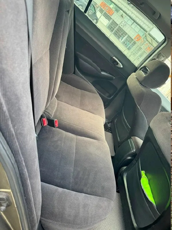 Продаю honda civic 4d 2007 года выпуска. основные характеристики: заводское остекление (включая лобовое) пробег: 262200 км двигатель: 1.8 i-vtec, технически в отличном состоянии автоматическая трансмиссия на 5 ступеней комплектация: executive особенности: светодиодные фары bi-led ходовая часть обслужена, установлены новые задние стойки полностью исправная электрика салон в идеальном состоянии комплектация включает: климат-контроль круиз-контроль подрулевые лепестки 16" литые диски складные зеркала подогрев сидений 4 стеклоподъемника 6 подушек безопасности мультифункциональный руль документы: птс оригинал, 2 ключа дно обработано после покупки, нет признаков коррозии обращаю внимание, что из-за возраста и особенностей эксплуатации на некоторых кузовных элементах присутствуют мелкие рыжики (потому и такая цена). цена: 780 000 рублей, возможен разумный торг у капота. +7(949)3511816 📞 звоните: +7(949)3511816 - фотография - 5