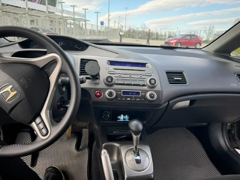 Продаю honda civic 4d 2007 года выпуска. основные характеристики: заводское остекление (включая лобовое) пробег: 262200 км двигатель: 1.8 i-vtec, технически в отличном состоянии автоматическая трансмиссия на 5 ступеней комплектация: executive особенности: светодиодные фары bi-led ходовая часть обслужена, установлены новые задние стойки полностью исправная электрика салон в идеальном состоянии комплектация включает: климат-контроль круиз-контроль подрулевые лепестки 16" литые диски складные зеркала подогрев сидений 4 стеклоподъемника 6 подушек безопасности мультифункциональный руль документы: птс оригинал, 2 ключа дно обработано после покупки, нет признаков коррозии обращаю внимание, что из-за возраста и особенностей эксплуатации на некоторых кузовных элементах присутствуют мелкие рыжики (потому и такая цена). цена: 780 000 рублей, возможен разумный торг у капота. +7(949)3511816 📞 звоните: +7(949)3511816 - фотография - 6