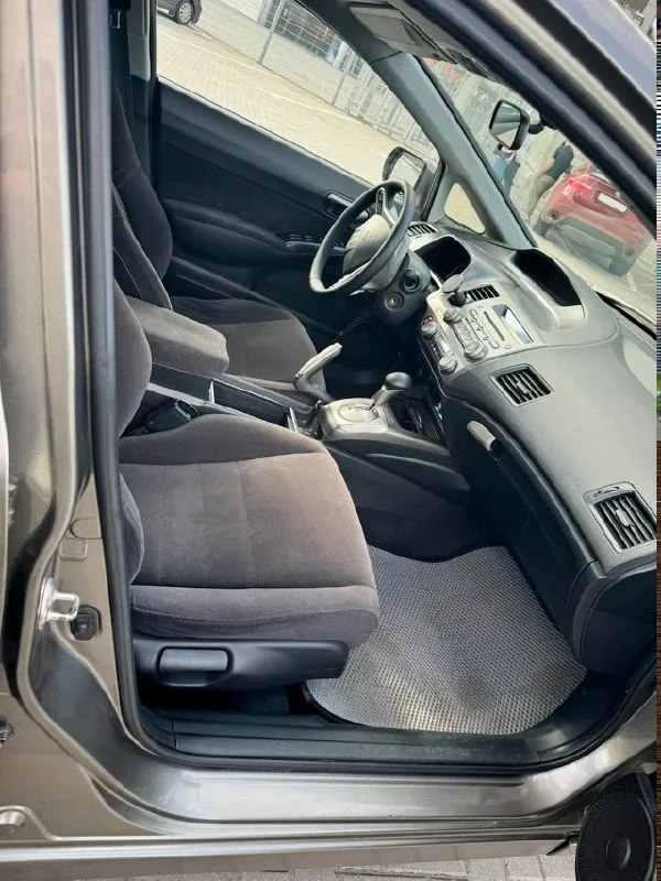Продаю honda civic 4d 2007 года выпуска. основные характеристики: заводское остекление (включая лобовое) пробег: 262200 км двигатель: 1.8 i-vtec, технически в отличном состоянии автоматическая трансмиссия на 5 ступеней комплектация: executive особенности: светодиодные фары bi-led ходовая часть обслужена, установлены новые задние стойки полностью исправная электрика салон в идеальном состоянии комплектация включает: климат-контроль круиз-контроль подрулевые лепестки 16" литые диски складные зеркала подогрев сидений 4 стеклоподъемника 6 подушек безопасности мультифункциональный руль документы: птс оригинал, 2 ключа дно обработано после покупки, нет признаков коррозии обращаю внимание, что из-за возраста и особенностей эксплуатации на некоторых кузовных элементах присутствуют мелкие рыжики (потому и такая цена). цена: 780 000 рублей, возможен разумный торг у капота. +7(949)3511816 📞 звоните: +7(949)3511816 - фотография - 8