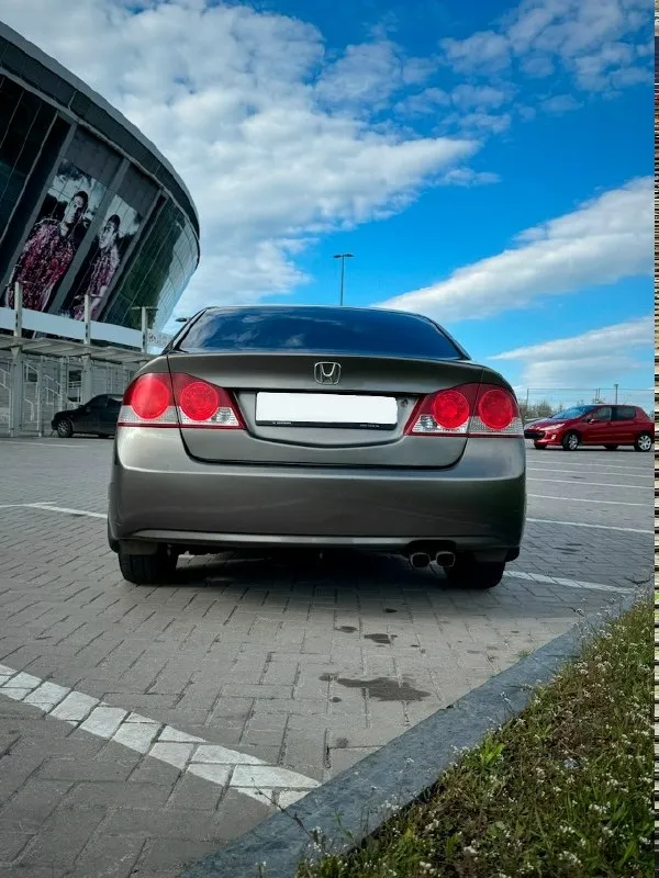 Продаю honda civic 4d 2007 года выпуска. основные характеристики: заводское остекление (включая лобовое) пробег: 262200 км двигатель: 1.8 i-vtec, технически в отличном состоянии автоматическая трансмиссия на 5 ступеней комплектация: executive особенности: светодиодные фары bi-led ходовая часть обслужена, установлены новые задние стойки полностью исправная электрика салон в идеальном состоянии комплектация включает: климат-контроль круиз-контроль подрулевые лепестки 16" литые диски складные зеркала подогрев сидений 4 стеклоподъемника 6 подушек безопасности мультифункциональный руль документы: птс оригинал, 2 ключа дно обработано после покупки, нет признаков коррозии обращаю внимание, что из-за возраста и особенностей эксплуатации на некоторых кузовных элементах присутствуют мелкие рыжики (потому и такая цена). цена: 780 000 рублей, возможен разумный торг у капота. +7(949)3511816 📞 звоните: +7(949)3511816 - фотография - 9