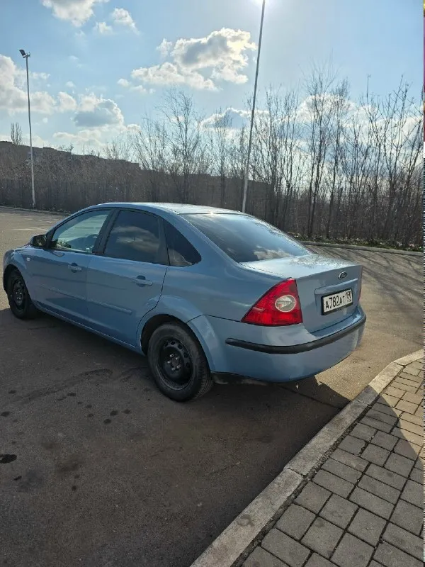 Ford focus 2, дорестайлинг, 2005 г. в. , 1.6 л, 115 л. с. , мкпп. комплектация: • кондиционер (рабочий, заправлен, пройдена полная диагностика летом 2024 года); • гур (был заменён вместе с приводными ремнями); • эсп передние; • электрорегулировка зеркал; • центральный замок; • штатная сигнализация (с датчиком объема); • блокировка замков задних дверей (с ключа); • мультируль с регулировкой по высоте и вылету; • штатная магнитола (с кодом) + планшет; • бортовой компьютер; • микролифт водительского сиденья; • обогрев заднего стекла; • птф; штампы r15 на летней резине, три ключа. продажа с полным переоформлением, я собственник, без штрафов и арестов. за время владения авто многое было заменено, обслужено. из последних работ - слесарные (замена порогов, варка арки), обновление лкп, переборка двигателя. имеются на всё чеки, заказы-наряды. за подробной информацией общаться в лс, +79493230942 цена - 450 000₽ 📞 звоните: +7(949)3230942 - фотография - 4