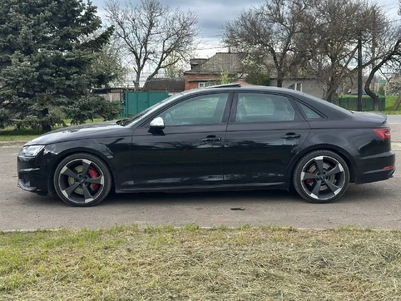 Audi s4 2018 года 130 тыс. покупал на пробеге 50 тыс. пробег с момента покупки весь трасса, машина ездила дышала, а не каталась в городе от светофора до светофора ( для убедительности можно посмотреть адаптацию коробки или долговременную память ) 3 литра бензин 354 силы полный привод замена масла строго каждые 6 тыс. км лил motul 5w30 фильтра все оригинал топливо лукойл 100 по машине менялось: 1. все передние сайлент блоки в количестве 10 шт оригинал 2. был заменен масляный стакан на новый оригинальный последней ревизии + был заглушен масляный термостат 3.заменили масло в коробке редукторах и раздатке, масло и поддон с фильром строго оригинал 4.машина вся в круг в дорогой пленке ( молекула дорогая пленка на которой не видно шагрени, максимально четкая и глубокая передача цвета ) + недавно была выполнена полировка и нанесена керамика, а также была поклеена в круг атермальная пленка 5.на пробеге 90 тыс были заменены свечи и антифриз все исключительно оригинал 📞 звоните: +7(949)3079486 - фотография - 1