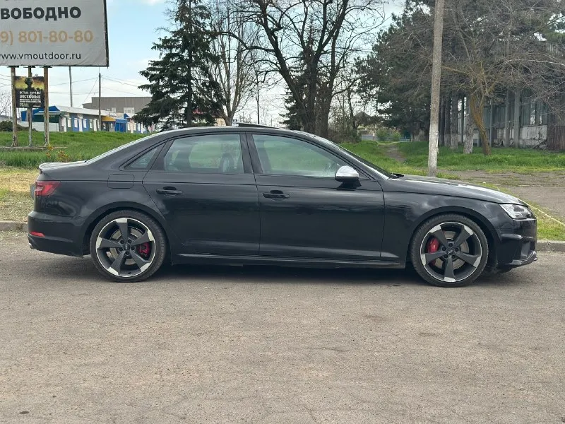 Audi s4 2018 года 130 тыс. покупал на пробеге 50 тыс. пробег с момента покупки весь трасса, машина ездила дышала, а не каталась в городе от светофора до светофора ( для убедительности можно посмотреть адаптацию коробки или долговременную память ) 3 литра бензин 354 силы полный привод замена масла строго каждые 6 тыс. км лил motul 5w30 фильтра все оригинал топливо лукойл 100 по машине менялось: 1. все передние сайлент блоки в количестве 10 шт оригинал 2. был заменен масляный стакан на новый оригинальный последней ревизии + был заглушен масляный термостат 3.заменили масло в коробке редукторах и раздатке, масло и поддон с фильром строго оригинал 4.машина вся в круг в дорогой пленке ( молекула дорогая пленка на которой не видно шагрени, максимально четкая и глубокая передача цвета ) + недавно была выполнена полировка и нанесена керамика, а также была поклеена в круг атермальная пленка 5.на пробеге 90 тыс были заменены свечи и антифриз все исключительно оригинал 📞 звоните: +7(949)3079486 - фотография - 5