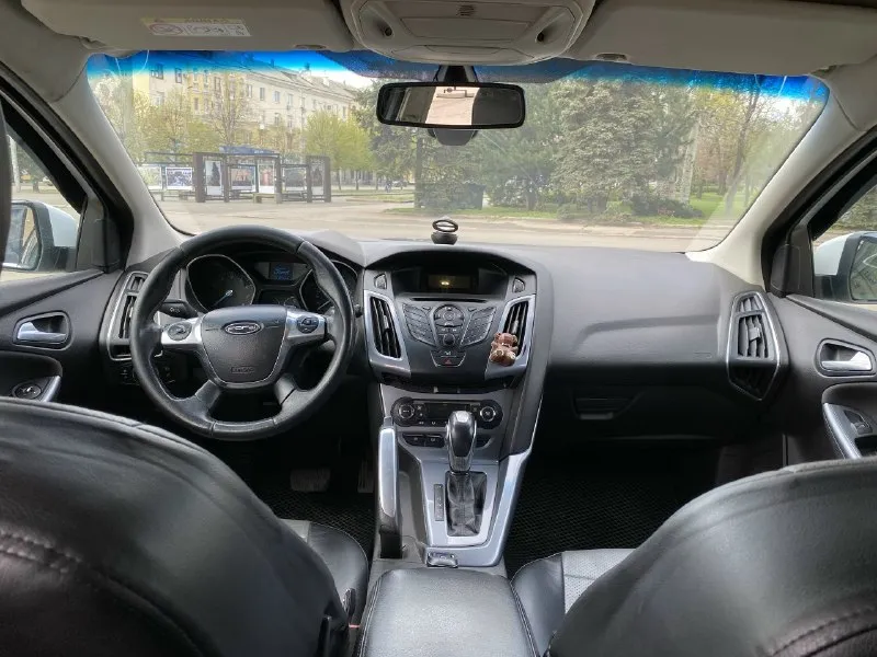 Ford focus 3 1.6 автомат 2012г максимальная комплектация (titanium): - мультируль - климат контроль - подогрев сидений - подогрев лобового, заднего стекла и зеркал - абс, стабилизация - автосвет - регулировка руля во всех положениях - лифт сидений мотор и коробка без нареканий, коробка контрактная, пробег 60тыс км. на ходу каждый день, своевременно обслуживалась. ходовая мягкая, без стуков, полностью обслужена. небольшие нарекания по кузову и требует замены ролик кондиционера. продаю пока продается интересующий меня автомобиль. пробег: 300тыс км торг на месте, обмен не рассматриваю 660 тыс руб, +79494169103 данил макеевка 📞 звоните: +7(949)4169103 - фотография - 5
