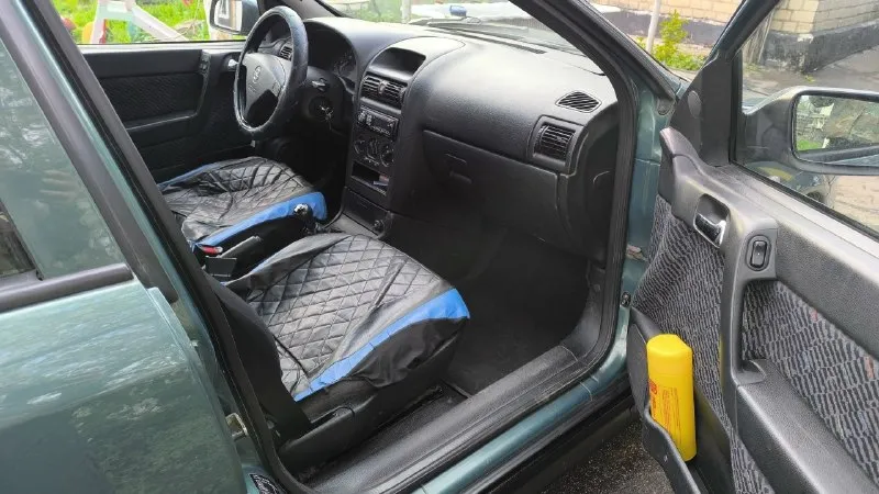 Продам opel astra g 2001год. "пригнан с германии в 2021 году" движок1.6 102л. с, миханика. пробег 265тыс. заменены:колодки, фильтра, подшипники, рулевые тяги и наконечники, масло, задние стойки стабилизатора, задние проставки под пружины, передние пружины, подушки двигателя в круг, выхлопная система полностью. по кузову(металу) все отлично, гнили нет. был крашен вкруг в 2022.машина в отличном состоянии, салон в порядке, сел и поехал. на данный момент машина на зимней липучке на докат, новую летнюю резину отдаю в придачу. с документами всё в порядке, я хозяин, остальная интересующая информация у капота. цена 400000т. р. находится в г. ждановка днр тел:+79498581572(миранда) +79494650883(феникс) максим. 📞 звоните: +7(949)8581572 - фотография - 5