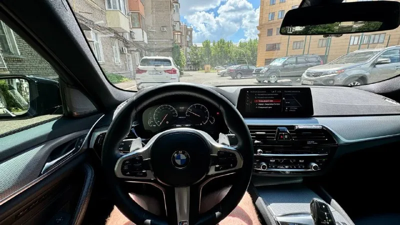 Продам bmw 540d xdrive (3 литра 320л. с., полный привод), 2019 г. в. цена: 4,690,000₽ торг. пробег 98 тыс. км. во владении с июня 23 года, есть bmw air (данные машины в германии, пробег, комплектация). автомобиль целый, без дтп и окрасов, все стекла заводские. машина вся оклеена в бронепленку (shadow guard) и покрыта керамикой (krytex), также оклеены глянцевые элементы в салоне и монитор мультимедиа с приборной панелью. два комплекта оригинальных ковров. немного о комплектации: - адаптивные led фары - датчики мертвых зон - проекция на лобовое - 4-х зонный климат - подогрев/вентиляция, память передних сидений - подогрев задних сидений - ломающиеся спинки передних сидений - электропривод крышки багажника (+открытие взмахом ноги) - заводской м пакет - адаптивный круиз контроль, удержание в полосе - датчик дождя/света - парктроник 360 - камера заднего вида - заводской shadow line - тормоза м performance автомобиль обслужен, есть вся история моего владения. +79493509152 📞 звоните: +7(949)3509152 - фотография - 6