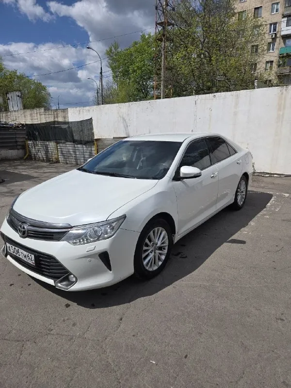Продам тойота камри 2014 год. объем двигателя 3.5, коробка обычный автомат. машина в отличном состоянии абсолютно без вложений. пробег 238 тыс. оригинал любые проверки. машина живая, что большая редкость для камри этих годов. по кузову два вторичных окрасов. стёкла все родные. двигатель, коробка, салон на 5 с плюсом. полная комплектация. любые проверки на вашем сто. диагностическая карта есть, можно сразу переоформить в мрэо. цена 1 950 000 торг тел +79495058416 - фотография - 2