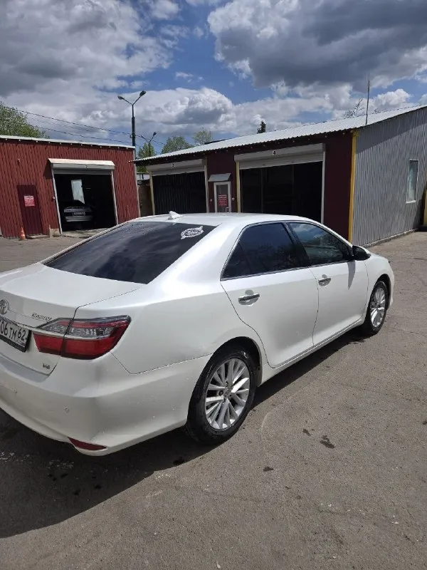 Продам тойота камри 2014 год. объем двигателя 3.5, коробка обычный автомат. машина в отличном состоянии абсолютно без вложений. пробег 238 тыс. оригинал любые проверки. машина живая, что большая редкость для камри этих годов. по кузову два вторичных окрасов. стёкла все родные. двигатель, коробка, салон на 5 с плюсом. полная комплектация. любые проверки на вашем сто. диагностическая карта есть, можно сразу переоформить в мрэо. цена 1 950 000 торг тел +79495058416 - фотография - 4