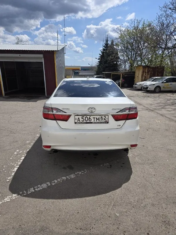 Продам тойота камри 2014 год. объем двигателя 3.5, коробка обычный автомат. машина в отличном состоянии абсолютно без вложений. пробег 238 тыс. оригинал любые проверки. машина живая, что большая редкость для камри этих годов. по кузову два вторичных окрасов. стёкла все родные. двигатель, коробка, салон на 5 с плюсом. полная комплектация. любые проверки на вашем сто. диагностическая карта есть, можно сразу переоформить в мрэо. цена 1 950 000 торг тел +79495058416 - фотография - 5