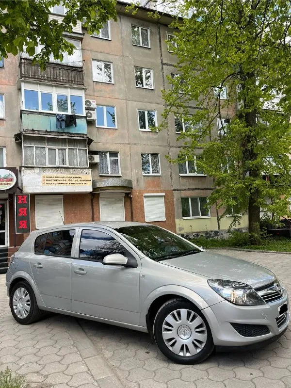 Продам или обмен opel astra h тех осмотр есть год 2008 пробег 235 000 тыс родной комплектация климат контроль abs круиз контроль мульти руль стеклоподъемники и много чего другого автомобиль в отличном состояние без вложений сел и поехал в любой рейс двигатель 1.6 тянет хорошо 👍 работает часики без лишних звуков коробка механика 5 ступка листает отлично не хрустит не выбивает ! ходовая часть на 5+ по кузову без гнили и ржавчины выглядит отлично, дно пороги все целое стаканы лонжероны целые в заводских герметиках салон чистый опрятный не прокуренный ! резина лето. машина действительно хорошая без каких то подводных камней ! все остальные вопросы по телефону цена авто 515 000 тысяч рублей реальному покупателю торг у капота ! возможен обмен номер для связи +79498339027 местный +79885305477 мтс +79494504360 телеграм звонить в любое время суток возможен пригон по договорённости - фотография - 2