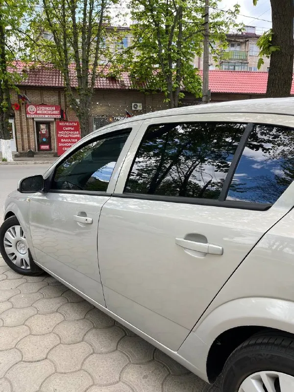 Продам или обмен opel astra h тех осмотр есть год 2008 пробег 235 000 тыс родной комплектация климат контроль abs круиз контроль мульти руль стеклоподъемники и много чего другого автомобиль в отличном состояние без вложений сел и поехал в любой рейс двигатель 1.6 тянет хорошо 👍 работает часики без лишних звуков коробка механика 5 ступка листает отлично не хрустит не выбивает ! ходовая часть на 5+ по кузову без гнили и ржавчины выглядит отлично, дно пороги все целое стаканы лонжероны целые в заводских герметиках салон чистый опрятный не прокуренный ! резина лето. машина действительно хорошая без каких то подводных камней ! все остальные вопросы по телефону цена авто 515 000 тысяч рублей реальному покупателю торг у капота ! возможен обмен номер для связи +79498339027 местный +79885305477 мтс +79494504360 телеграм звонить в любое время суток возможен пригон по договорённости - фотография - 5