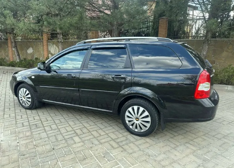 Продаю chevrolet лачетти год выпуска 2013универсал с родным пробегом 123 тыс технически автомобиль в идеальном состоянии!! без малейшего вложения все росходники поменяны! все т-о автомобиль проходил - по регламенту! автомобиль гаражного хранения очень бережной эксплуатации автомобиль вся в родном металле без дтп без гнили ржавчин готов на любые проверки! салон отличный состояние нового! работает абсолютно всё! комплектация объем двигателя1600 кондиционер все стеклоподъёмники гидроусилитель руля электрозеркала подогрев зеркал корректор фар. абс подушки безопасности сигнализация центральный замок два комплекта ключей хорошая акустика магнитола андроид камера сервисные книги чеки противотуманки. два комплекта резины фото и описание соответствует автомобилю! просмотр город донецк будённовский район звонить сим1 +79490983452 сим2 +79495095914 цена 765 торг 📲 tg: @aaa20001503 📞 звоните: +7(949)0983452 - фотография - 5