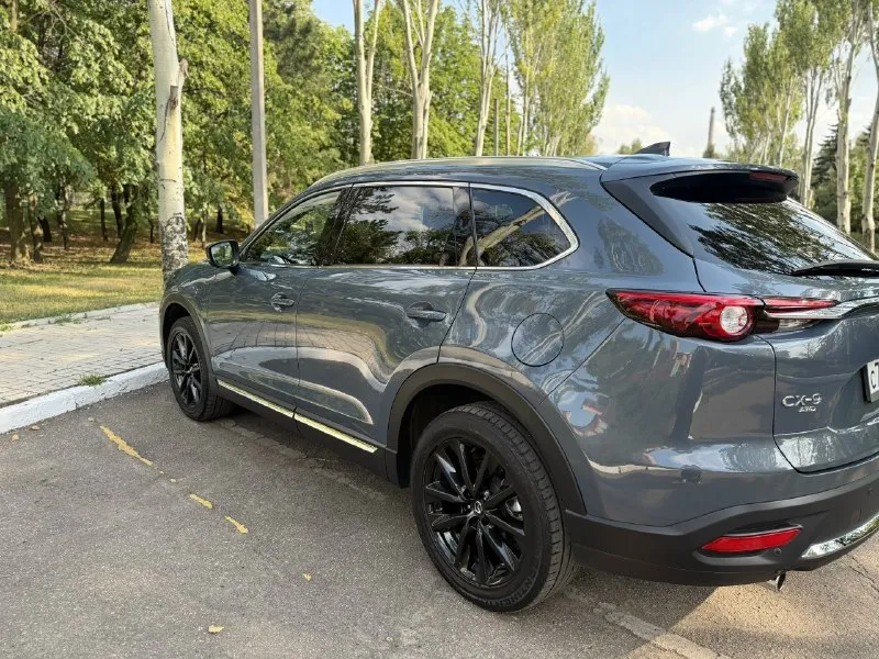 Продам mazda cx-9 год выпуска:2021 двигатель:2,5 турбо бензин пробег :48000 коробка:автомат привод:полный автомобиль в комплектации carbon edition:кожаный красный салон, электро-регулировка сидений, люк, кнопка старт-стоп, система экстренного торможения, капитанские сидения, черные литые диски r20,адаптивный свет, удержание полосы, датчики слепых зон, адаптивный круиз,2 режима памяти водительских сидений, подогрев руля, подогрев и вентиляция сидений, бесключевой доступ, электропривод двери багажника(свободные руки), автоскладывание зеркал заднего вида, передний и задний парктроник, камера заднего вида, аудиосистема bose,3х зонный климат-контроль с управление для задних пассажиров, заводская тонировка стекол, шторки на задних пассажирских стеклах, черный потолок, беспроводная зарядка, apple carplay и android auto, зеркала заднего вида с автозатемнением. машина технически полностью обслужена, покрыта керамикой. 4,7🍋торг. +79493717837 📞 звоните: +7(949)3717837 - фотография - 3