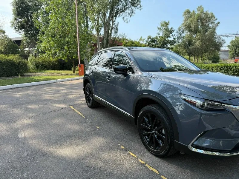 Продам mazda cx-9 год выпуска:2021 двигатель:2,5 турбо бензин пробег :48000 коробка:автомат привод:полный автомобиль в комплектации carbon edition:кожаный красный салон, электро-регулировка сидений, люк, кнопка старт-стоп, система экстренного торможения, капитанские сидения, черные литые диски r20,адаптивный свет, удержание полосы, датчики слепых зон, адаптивный круиз,2 режима памяти водительских сидений, подогрев руля, подогрев и вентиляция сидений, бесключевой доступ, электропривод двери багажника(свободные руки), автоскладывание зеркал заднего вида, передний и задний парктроник, камера заднего вида, аудиосистема bose,3х зонный климат-контроль с управление для задних пассажиров, заводская тонировка стекол, шторки на задних пассажирских стеклах, черный потолок, беспроводная зарядка, apple carplay и android auto, зеркала заднего вида с автозатемнением. машина технически полностью обслужена, покрыта керамикой. 4,7🍋торг. +79493717837 📞 звоните: +7(949)3717837 - фотография - 5