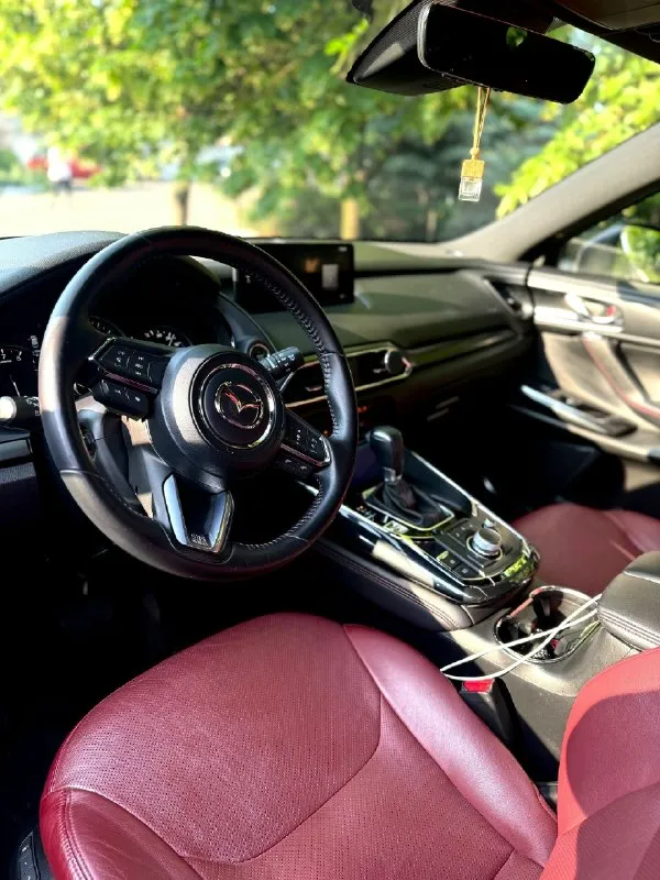 Продам mazda cx-9 год выпуска:2021 двигатель:2,5 турбо бензин пробег :48000 коробка:автомат привод:полный автомобиль в комплектации carbon edition:кожаный красный салон, электро-регулировка сидений, люк, кнопка старт-стоп, система экстренного торможения, капитанские сидения, черные литые диски r20,адаптивный свет, удержание полосы, датчики слепых зон, адаптивный круиз,2 режима памяти водительских сидений, подогрев руля, подогрев и вентиляция сидений, бесключевой доступ, электропривод двери багажника(свободные руки), автоскладывание зеркал заднего вида, передний и задний парктроник, камера заднего вида, аудиосистема bose,3х зонный климат-контроль с управление для задних пассажиров, заводская тонировка стекол, шторки на задних пассажирских стеклах, черный потолок, беспроводная зарядка, apple carplay и android auto, зеркала заднего вида с автозатемнением. машина технически полностью обслужена, покрыта керамикой. 4,7🍋торг. +79493717837 📞 звоните: +7(949)3717837 - фотография - 6