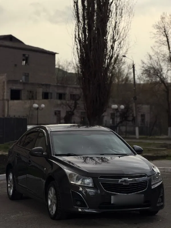 🛞продам chevrolet cruze 1 рестайлинг. в отличном внешне и техническом состоянии. пробег 210 тысяч км. два хозяина. надежный, экономичный и дешевый в обслуживании автомобиль. двигатель 1.6 литра бензин, тянет отлично, подтеков масла, запотеваний, посторонних звуков не имеет. прошел полное то с заменой грм. в отличном состоянии, не пинает, вибраций никаких нет, машина едет очень плавно. ходовая в идеале, обслужена до мелочей, ничего не скрипит и не стучит. по электрике работает абсолютно все. кузов весь ровный, дно в отличном состоянии. салон чистый и ухоженный. машина обслужена от а до я и не требует никаких вложений. при желании можем поехать в любой сервис. с документами полный порядок, никаких штрафов и ограничений нет. машина очень хорошая и комфортная, новый владелец останется доволен! ✅цена: 800.000₽ возможна продажа в кредит. г. алчевск все вопросы по номеру +79591301355 📞 звоните: +7(959)1301355 - фотография - 1