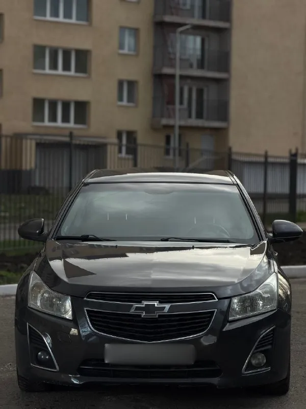 🛞продам chevrolet cruze 1 рестайлинг. в отличном внешне и техническом состоянии. пробег 210 тысяч км. два хозяина. надежный, экономичный и дешевый в обслуживании автомобиль. двигатель 1.6 литра бензин, тянет отлично, подтеков масла, запотеваний, посторонних звуков не имеет. прошел полное то с заменой грм. в отличном состоянии, не пинает, вибраций никаких нет, машина едет очень плавно. ходовая в идеале, обслужена до мелочей, ничего не скрипит и не стучит. по электрике работает абсолютно все. кузов весь ровный, дно в отличном состоянии. салон чистый и ухоженный. машина обслужена от а до я и не требует никаких вложений. при желании можем поехать в любой сервис. с документами полный порядок, никаких штрафов и ограничений нет. машина очень хорошая и комфортная, новый владелец останется доволен! ✅цена: 800.000₽ возможна продажа в кредит. г. алчевск все вопросы по номеру +79591301355 📞 звоните: +7(959)1301355 - фотография - 2