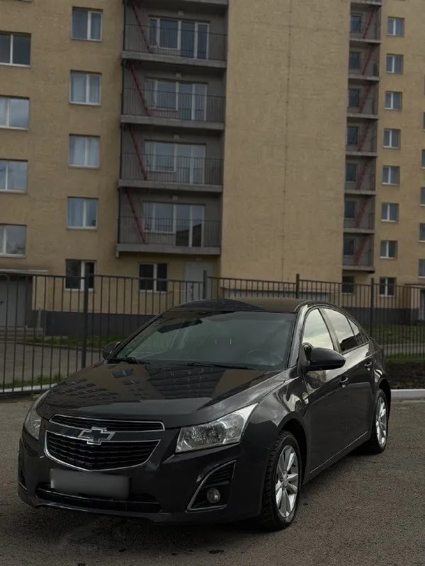 🛞продам chevrolet cruze 1 рестайлинг. в отличном внешне и техническом состоянии. пробег 210 тысяч км. два хозяина. надежный, экономичный и дешевый в обслуживании автомобиль. двигатель 1.6 литра бензин, тянет отлично, подтеков масла, запотеваний, посторонних звуков не имеет. прошел полное то с заменой грм. в отличном состоянии, не пинает, вибраций никаких нет, машина едет очень плавно. ходовая в идеале, обслужена до мелочей, ничего не скрипит и не стучит. по электрике работает абсолютно все. кузов весь ровный, дно в отличном состоянии. салон чистый и ухоженный. машина обслужена от а до я и не требует никаких вложений. при желании можем поехать в любой сервис. с документами полный порядок, никаких штрафов и ограничений нет. машина очень хорошая и комфортная, новый владелец останется доволен! ✅цена: 800.000₽ возможна продажа в кредит. г. алчевск все вопросы по номеру +79591301355 📞 звоните: +7(959)1301355 - фотография - 3