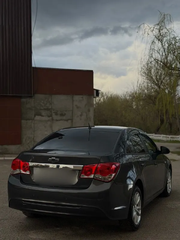 🛞продам chevrolet cruze 1 рестайлинг. в отличном внешне и техническом состоянии. пробег 210 тысяч км. два хозяина. надежный, экономичный и дешевый в обслуживании автомобиль. двигатель 1.6 литра бензин, тянет отлично, подтеков масла, запотеваний, посторонних звуков не имеет. прошел полное то с заменой грм. в отличном состоянии, не пинает, вибраций никаких нет, машина едет очень плавно. ходовая в идеале, обслужена до мелочей, ничего не скрипит и не стучит. по электрике работает абсолютно все. кузов весь ровный, дно в отличном состоянии. салон чистый и ухоженный. машина обслужена от а до я и не требует никаких вложений. при желании можем поехать в любой сервис. с документами полный порядок, никаких штрафов и ограничений нет. машина очень хорошая и комфортная, новый владелец останется доволен! ✅цена: 800.000₽ возможна продажа в кредит. г. алчевск все вопросы по номеру +79591301355 📞 звоните: +7(959)1301355 - фотография - 4